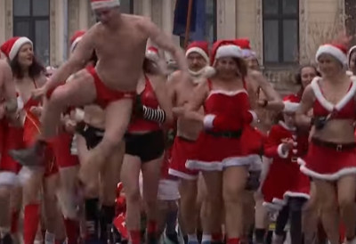 Хо-хо-хо на пештанском минусу ПОЛУГОЛИ ДЕДА МРАЗЕВИ И БАБА МРАЗИЦЕ ТРЧАЛИ, РАДИЛИ СКЛЕКОВЕ И ПЛЕСАЛИ ШИРЕЋИ ПРАЗНИЧНО РАСПОЛОЖЕЊЕ