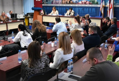 У КАСИ БЛИЗУ ЧЕТИРИ МИЛИЈАРДЕ ДИНАРА Општина Инђија усвојила одлуку о буџету! Гашић: Приоритети су изградња вртића, ПОВЕЗНОГ ЦЕВОВОДА НОВИ КАРЛОВЦИ-КРЧЕДИН...