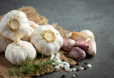 ОВО НИСТЕ ЗНАЛИ! Чак 11 научних користи од белог лука које могу побољшати имунитет, срце, мозак и дуговечност