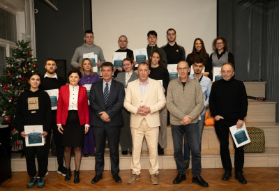 У ДИГИТАЛНОМ ЦЕНТРУ ГРАДСКЕ БИБЛИОТЕКЕ У НОВОМ САДУ Додељени сертификати младим новинарима