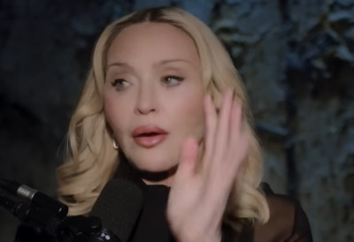 МАДОНА ОПЕТ ШОКИРАЛА ЦЕО СВЕТ Позирала у крајње ласцивном издању, мајсторица провокација у мрежастим чарапама