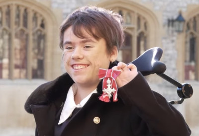 ИМА САМО 11 ГОДИНА, А ВЕЋ ДОБИЛА ОРДЕН ОД ПРИНЦА ВИЛИЈАМА Погледајте шта је Кармела досад постигла, упркос дијагнози!