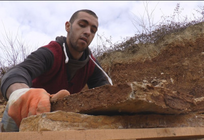 ПОТОМАК ВЕЛИКОГ ВОЈСКОВОЂЕ, ЖИВОЈИН МИШИЋ ИЗ СТРУГАНИКА Славни предак ломио је непријатеље Србије, а потомак ломи камен