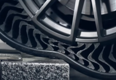 ОВО ЧУДО ТЕЖИ 150 КГ, АЛИ ЈЕ ГОТОВО НЕУНИШТИВО Сазнајте све о аутомобилским гумама без ваздуха