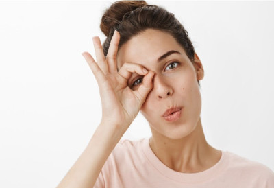 Муче вас подочњаци? РЕШИТЕ ИХ СЕ НА ПРИРОДАН НАЧИН! Једноставни трикови из кухиње који освежавају и посветљују кожу испод очију