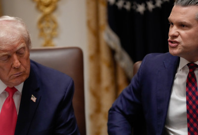 МАЛЧИЦЕ ЈЕ ЗАДРЕМАО? Трамп на моменте изгледао као да се БОРИ ДА ОСТАНЕ БУДАН на састанку Кабинета