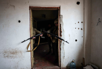 ЗБОГ ЗЛОСТАВЉАЊА ЦИВИЛА У МАРИУПОЉУ Пет припадника украјинске војске осуђено на по 23 године затвора НАМЕРНО ГРАНАТИРАЛИ СТАМБЕНЕ ОБЈЕКТЕ