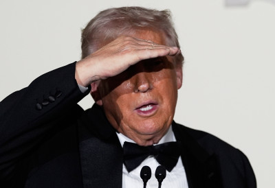 Има нека тајна веза ОБЈАВЉЕНЕ НОВЕ ФОТОГРАФИЈЕ СА ЕПСТАЈНОВОГ ИМАЊА: НА ЈЕДНОЈ ЧИНИЈА С НАТПИСОМ „TRUMP CONDOM $4.50”