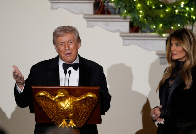 (ВИДЕО) Жена с најчеличним живцима! Погледајте како је МЕЛАНИЈА РЕАГОВАЛА док је Трамп на њене очи ПРИСНО ЋАСКАО С ДРУГОМ ЖЕНОМ О реакцији прве даме свет бруји!