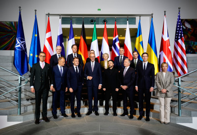 ВАШИНГТОН МЕЊА КУРС, ЕВРОПА У ЕКСТАЗИ Украјинцима обећане БЕЗБЕДНОСНЕ ГАРАНЦИЈЕ