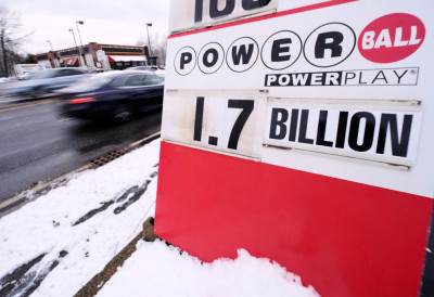 (ВИДЕО) ДА ВАМ СЕ У ГЛАВИ ЗАВРТИ На лутрији добио 1,817 милијарди долара!