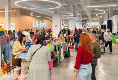 ЈЕСЕЊИ ХУМАНИТАРНИ МАРКЕТ У „SCHNEIDER ELECTRIC HUB“-У Хуманост, колачи и мириси детињства