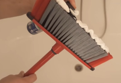 (ВИДЕО) САМО ЈЕ СТАВИЛА ПЕНУ ЗА БРИЈАЊЕ НА МЕТЛУ Открила трик који сада копирају све жене