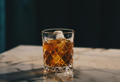 ПОЗНАТИ ПРОИЗВОЂАЧ ВИСКИЈА ЗАТВАРА СВОЈУ ДЕСТИЛЕРИЈУ Обуставља се производња алкохолног пића, не знају шта ће са радницима