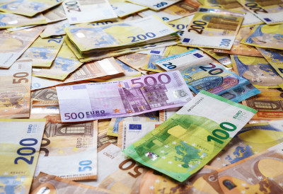 ЕВРО НАСТАВЉА ДА ПРИТИСКА ДОМАЋУ ВАЛУТУ Долар у слободном паду ДЕВИЗНО ТРЖИШТЕ ШАЉЕ ЈАСНЕ СИГНАЛЕ