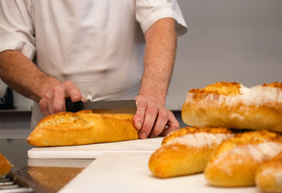 ШТА ЈЕ ОВО У ХЛЕБУ?! Купац из Шапца занемео кад је пресекао векну!