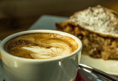 (ВИДЕО) У САРАЈЕВУ ПОСЛУЖИЛИ ГОСТУ НАЈВЕЋИ КАПУЋИНО СА ЗЛАТОМ Ево колико кошта