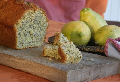 ПО ПРИНЦИПУ „СМУТИ ПА ПРОСПИ” Никад бржи нити сочнији колач, а комбинација неочекивана – мак, јогурт и лимун