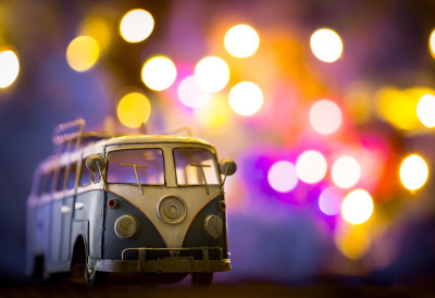 НОВУ ГОДИНУ НИКАКО НЕ СЛАВИТЕ НА ОВОМ МЕСТУ Надлежне службе ове земље упозоравају на ризике од таквих прослава МОГУЋЕ СУ ОЗБИЉНЕ ПОВРЕДЕ