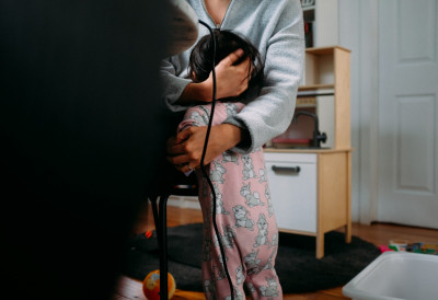 ДАДИЉЕ ПАПРЕНО НАПЛАЋУЈУ ЧУВАЊЕ ДЕЦЕ НА ДАНЕ ПРАЗНИКА Ево колику дневницу траже, а постоје и провере ко вам чува најмилије