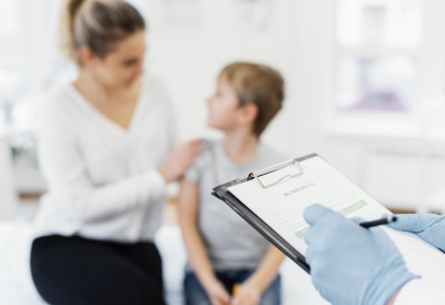 КАКО ДА ЗНАТЕ ДА ЛИ ЈЕ ДЕТЕ ЗАРАЖЕНО ПАРАЗИТОМ КОЈИ ХАРА КОЛЕКТИВИМА Лекари откривају симптоме које већина родитеља превиди