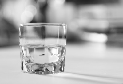 ОВАЈ СТАРИ ОБИЧАЈ ВИШЕ НИКО НЕ ПОШТУЈЕ Ево зашто се чаша не оставља празна на столу