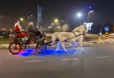 МАГИЈА БОЖИЋА СТИГЛА У НОВИ САД Ево ко је вечерас прохујао градом у окићеном фијакеру НОВОСАЂАНИ МУ ОДУШЕВЉЕНО МАХАЛИ У ПРОЛАЗУ (ВИДЕО)