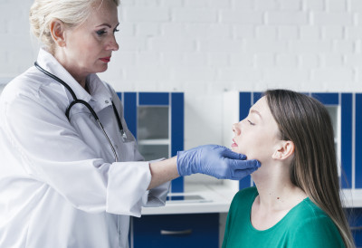 СА СТРЕПТОКОКНОМ АНГИНОМ СЕ НИЈЕ ШАЛИТИ Ако вас на овај начин боли грло, одмах идите код лекара