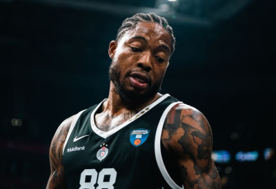 ПОВРЕДИО СЕ ТАЈРИК ЏОНС: Центар црно-белих осетио нелагоду током првог полувремена