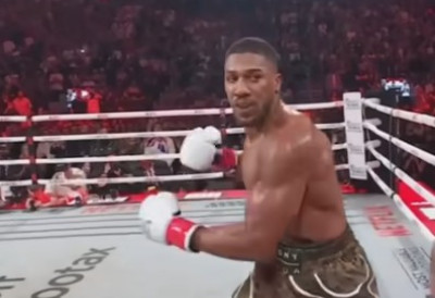 Шок у свету бокса! ЕНТОНИ ЏОШУА ПОВРЕЂЕН У САОБРАЋАЈНОЈ НЕСРЕЋИ: Двоје људи погинуло