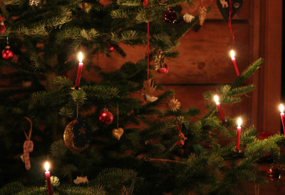 ОТАЦ ПОПОВИЋ ИСТАКАО ЗАШТО НА ВРХ ЈЕЛКЕ НЕ ИДЕ ЗВЕЗДА Ево шта сваки верник мора да окачи на дрво које симболизује Христа