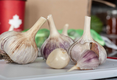 ДА ЛИ СТЕ ЗНАЛИ ДА БЕЛИ ЛУК ИМА 4 УКУСА Од овог зависи хоће ли бити ЉУТ или ОРАШАСТ