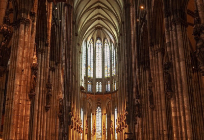 (ВИДЕО) СКАНДАЛ НА БОЖИЋ У КЕЛНСКОЈ КАТЕДРАЛИ Маркиран искочио испред олтара и заиграо, ево шта је после било