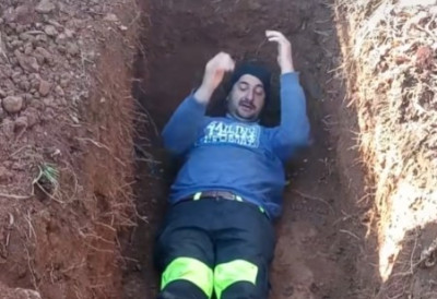 “УСТАНИ ИЗ МОГ ГРОБА!“ Гробар легао у свеже ископану раку само да нешто провери, разлог потпуно бизаран ОВО НИ ТОПАЛОВИЋИ У МАРАТОНЦИМА НИСУ РАДИЛИ?! (ВИДЕО)