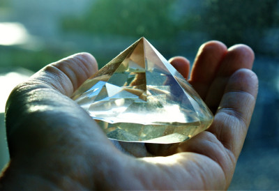 ЊИХОВОЈ СРЕЋИ НЕМА КРАЈА Два пријатеља пронашла дијамант од 55.000 долара на тек закупљеној парцели