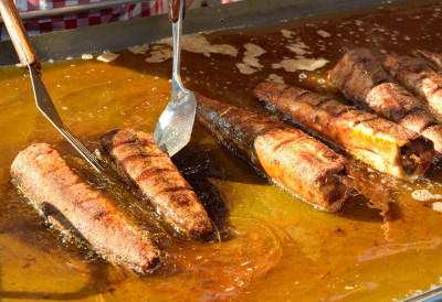 ЖЕЛИТЕ РИБУ СА ХРСКАВОМ КОРИЦОМ? Ништа лакше: поспите је брашном, омиљеним зачинима и прстохватом овога!