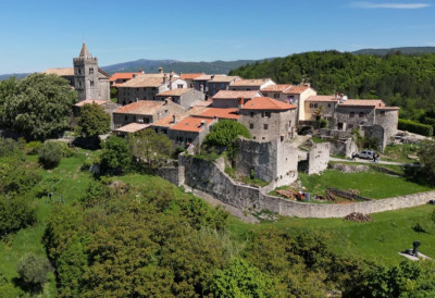 ДОБРОДОШЛИ У НАЈМАЊИ ГРАД У ЕВРОПИ Живи споменик историје са свега 30 становника СВИ СЕ ЗБУНЕ КАД ТРЕБА ДА БИРАЈУ ГРАДОНАЧЕЛНИКА