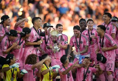 БУСКЕТС И АЛБА ОСВОЈИЛИ ТИТУЛУ У МЛС ЛИГИ ЗА КРАЈ ИГРАЧКЕ КАРИЈЕРЕ: Интер из Мајамија у финалу победио Ванкувер, трофеј подигао капитен Меси