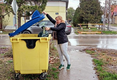 ЈЕЛЕНА СВАКЕ СРЕДЕ ОДВАЈА СМЕЋЕ ИЗ КУЋЕ И НОСИ ГА У БЕЧЕЈ: Ова Елемирка се не либи посла од којих многи беже! Лазићева за Дневник открива зашто ово ради
