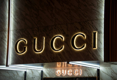 (ВИДЕО) ЗАПОСЛЕНИ У ГУЧИЈУ И ЛУЈ ВИТОНУ ОТКРИЛИ НА ДРУШТВЕНИМ МРЕЖАМА ШТА СУ ДОБИЛИ ЗА НОВОГОДИШЊЕ ПОКЛОНЕ Сви су шокирани, њихови дарови коштају на хиљаде евра