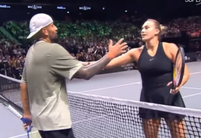 (ВИДЕО) "БИТКА ПОЛОВА" ВИШЕ ШТЕТИЛА НЕГО ШТО ЈЕ КОРИСТИЛА СПОРТУ: Егзибиција између Кирјоса и Сабаленке, где је Аустралијанац славио, изазвао негативне реакције у тениској јавности