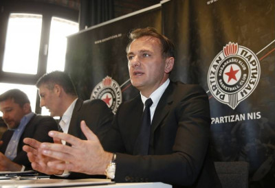 ОСИПАЊЕ НАКОН ОДЛАСКА ОБРАДОВИЋА Шест чланова Управног одбора поднело оставке