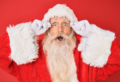 ФИЗИЧАР ДОКАЗАО ДА ДЕДА МРАЗ МОЖЕ ЗА ЈЕДАН ДАН ДА УРУЧИ СВЕ ПОКЛОНЕ Дао јасне одговоре: "Испорука према правилима квантне теорије онемогућава да је Деда Мраз икада виђен"