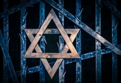 СКАНДАЛ! Средњошколци телима формирали кукасти крст цитирајући Хитлера, који позива на смрт Јевреја