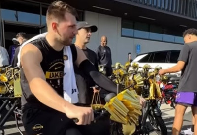 (ВИДЕО) ДОНЧИЋ ЧАСТИО ЛЕЈКЕРСЕ: Божићно изненађење од 340.000 долара, СВИ ОДУШЕВЉЕНИ