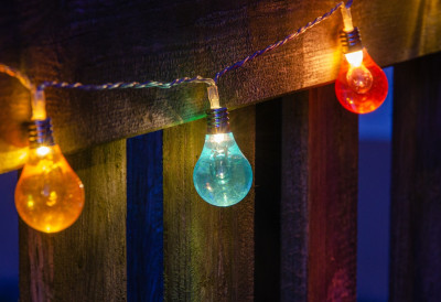 (ФОТО) КУЋА ОБАСЈАНА СИМБОЛОМ НДХ Божићни „украси“ једног Славонца изазвали бурне коментаре на друштвеним мрежама