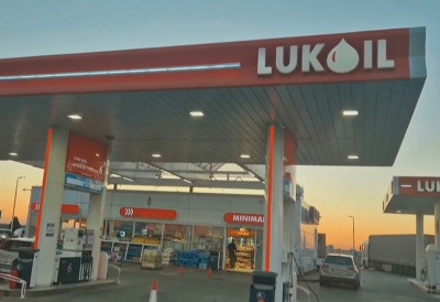 КОМШИЈЕ ПРЕЛОМИЛЕ Румунија одобрила декрет за преузимање Лукоилове имовине у земљи ЧУВАЈУ СВОЈУ ЕНЕРГЕТСКУ СИГУРНОСТ