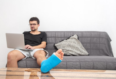 КО ОДГОВАРА ЗА ПОВРЕДУ НА РАДУ АКО РАДНИК РАДИ ОД КУЋЕ Нови прописи уводе јаснија правила