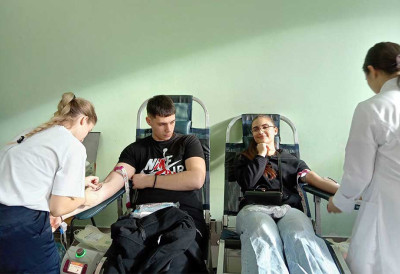 МЛАДИ ХЕРОЈИ Матуранти Медицинске школе организовали акцију добровољног давања крви