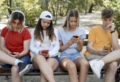 Брзо су се снашли! НАКОН ЗАБРАНЕ ИНСТАГРАМА И ТИКТОКА МЛАДИ МАСОВНО ИНСТАЛИРАЈУ ОВЕ АПЛИКАЦИЈЕ Преселили се на нове платформе за један дан